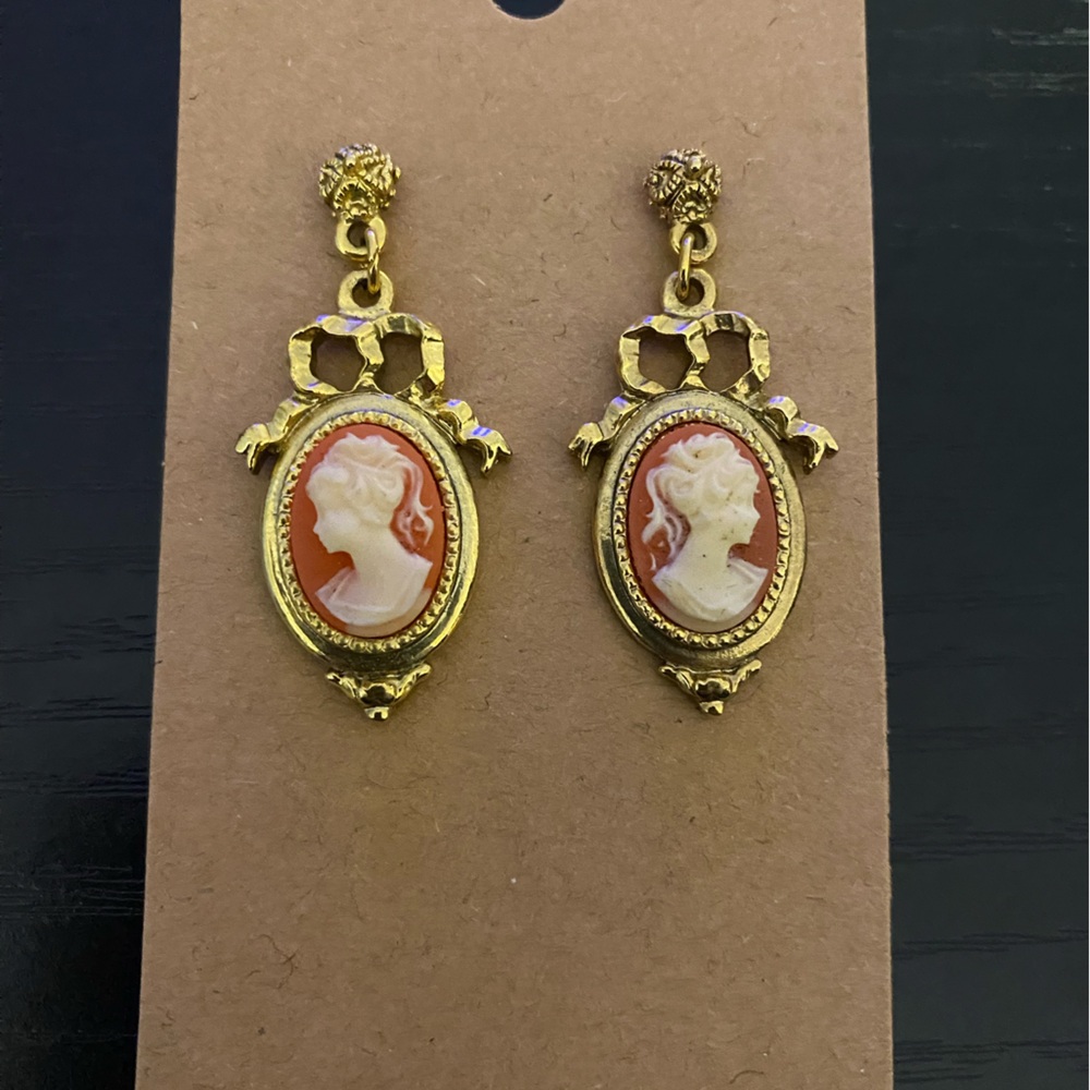 Stunning Early 90s Cameo Dangle Earrings – Vintage Cottagecore Style